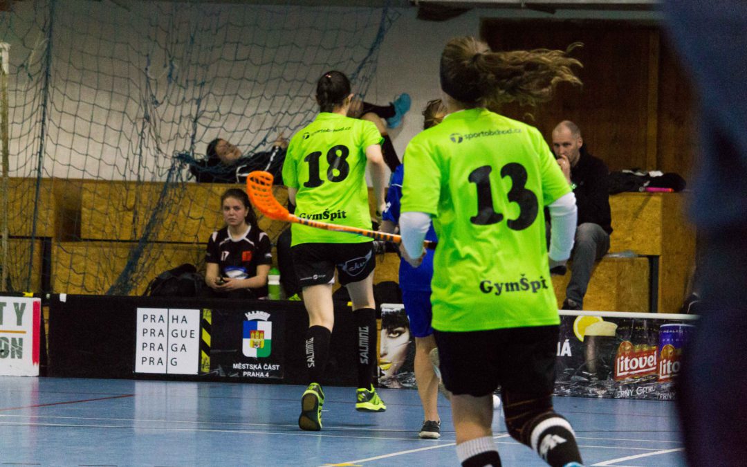 Dívky pokračují v základních skupinách